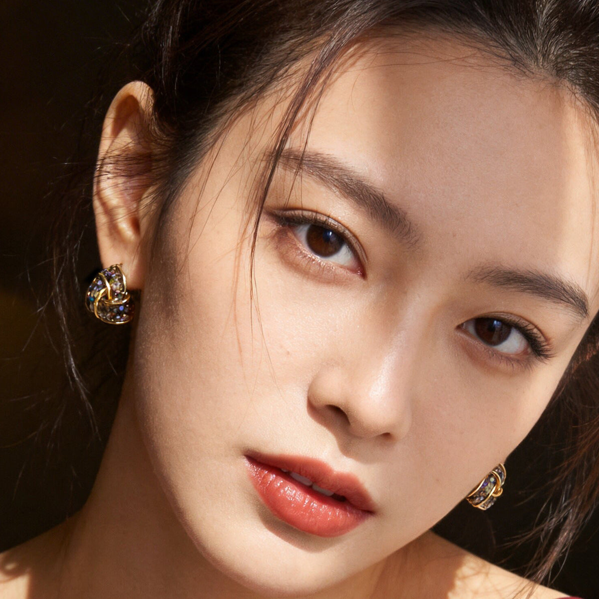 彩色貝母三角形耳釘－細節特寫1｜https://igowo.tw/
