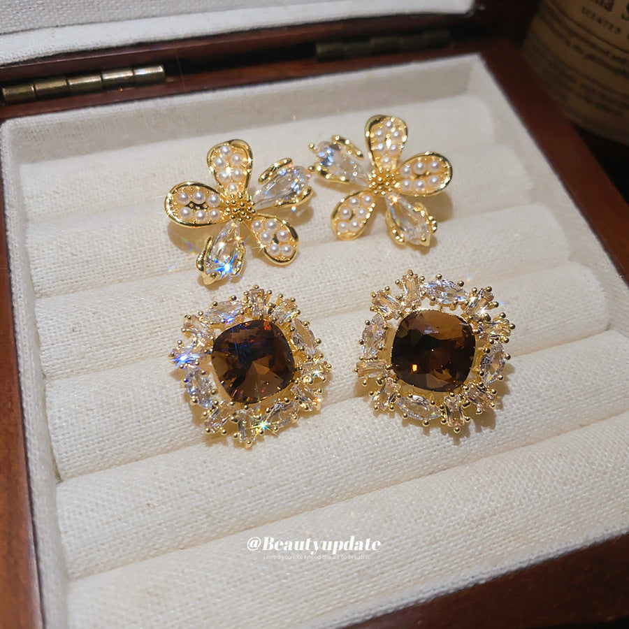 金色珍珠花朵復古耳釘－商品主圖｜https://igowo.tw/