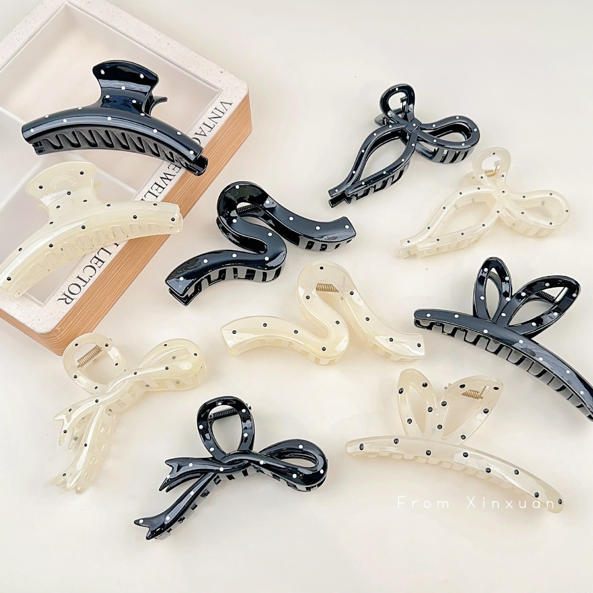 波點簡約鯊魚夾－商品主圖｜https://igowo.tw/