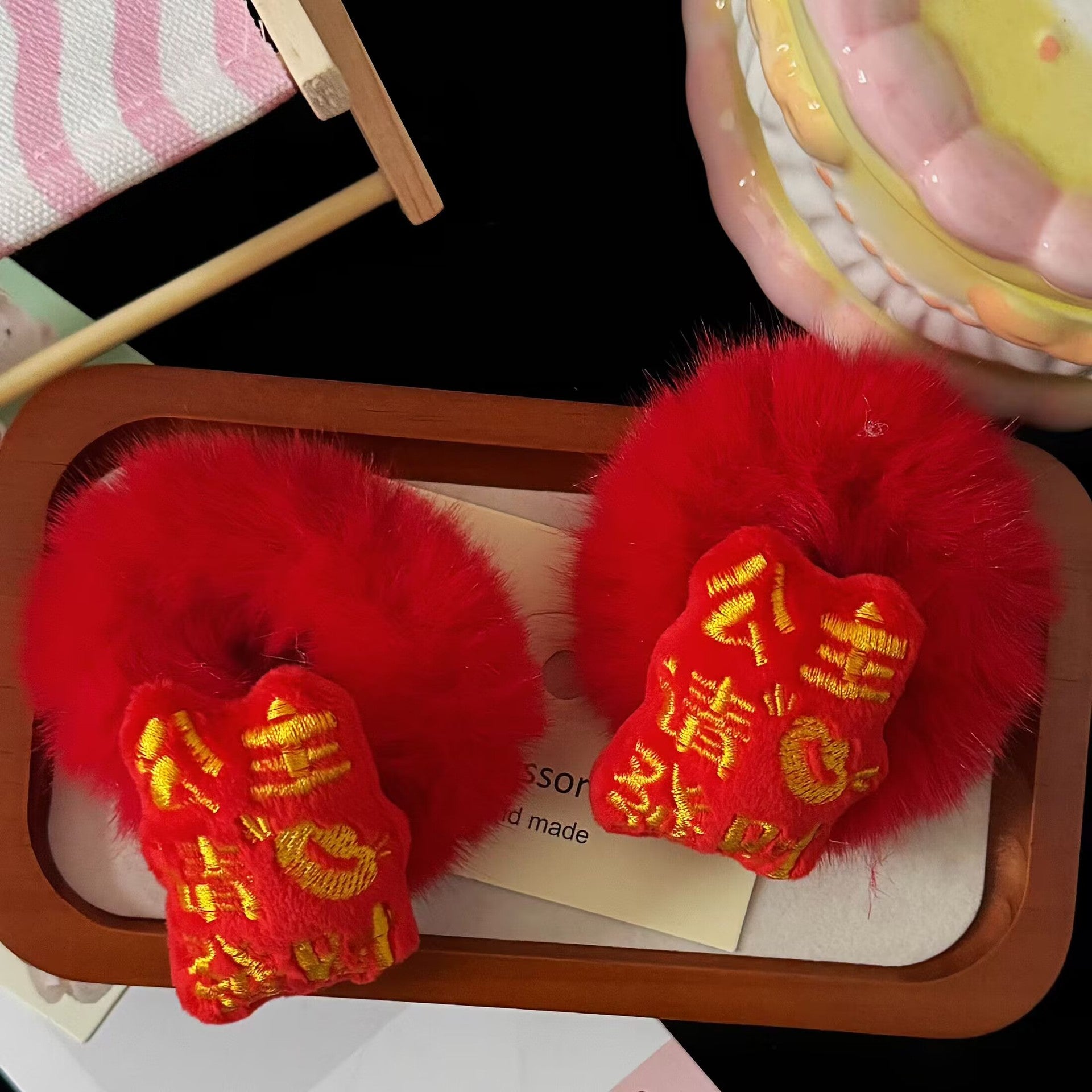 紅色絨面文字髮圈－商品主圖｜https://igowo.tw/