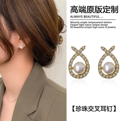珍珠交叉幾何鑲鑽耳釘－商品主圖｜https://igowo.tw/