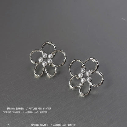 珍珠銀針花朵鏤空耳環－商品主圖｜https://igowo.tw/