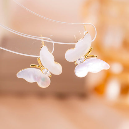 金色珍珠蝴蝶電鍍耳環－細節特寫1｜https://igowo.tw/