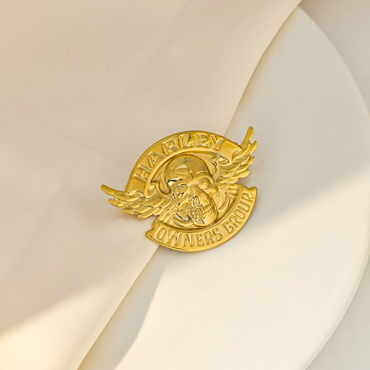 不鏽鋼天使太陽花胸針－/金色款細節｜https://igowo.tw/