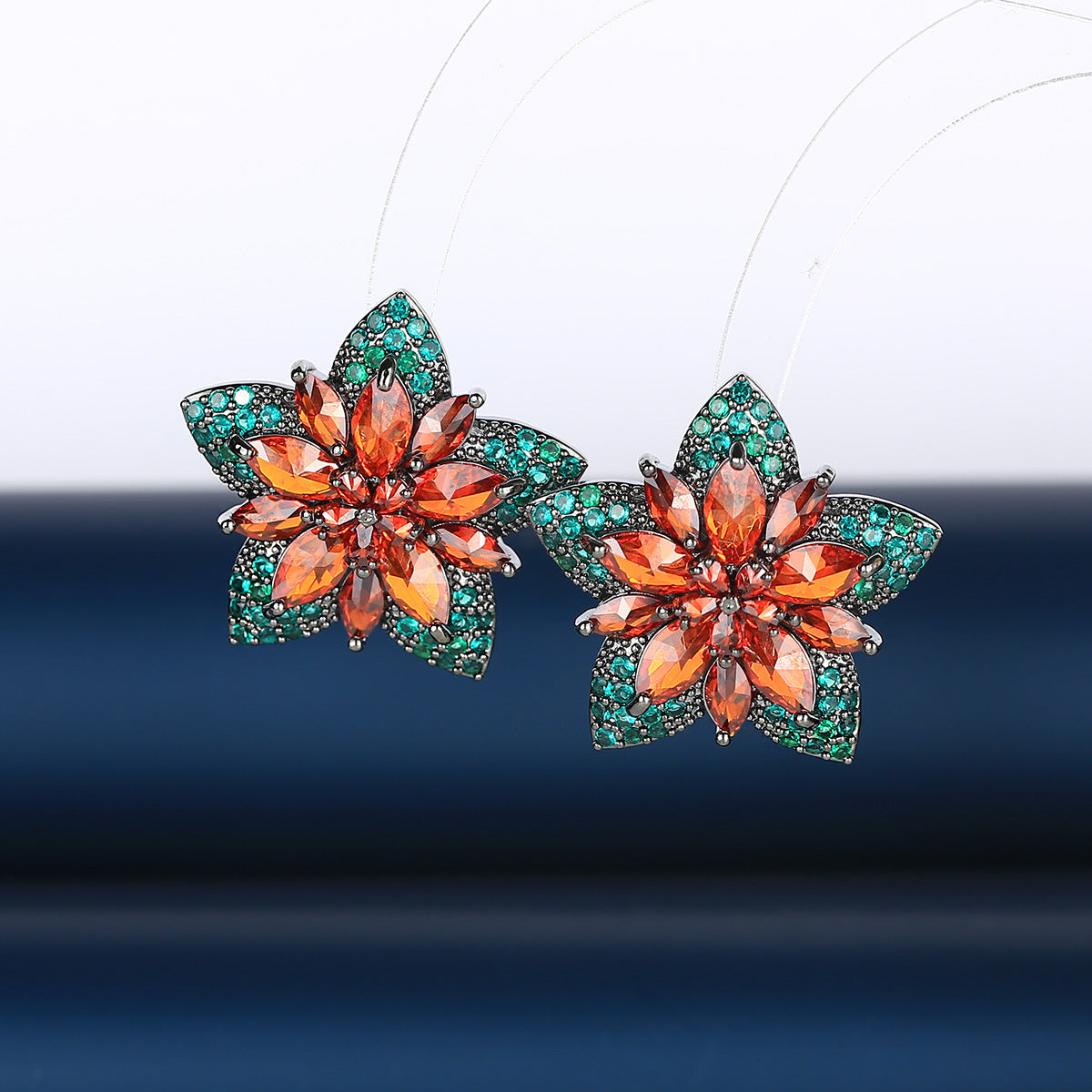 S925鋯石花朵微鑲耳釘－商品主圖｜https://igowo.tw/