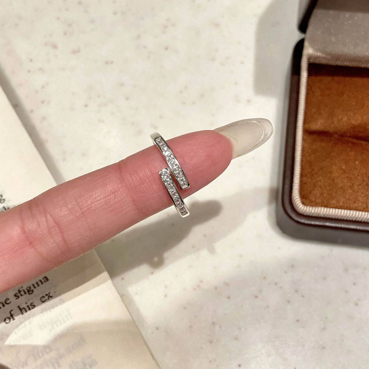 鋯石交叉V形微鑲戒指