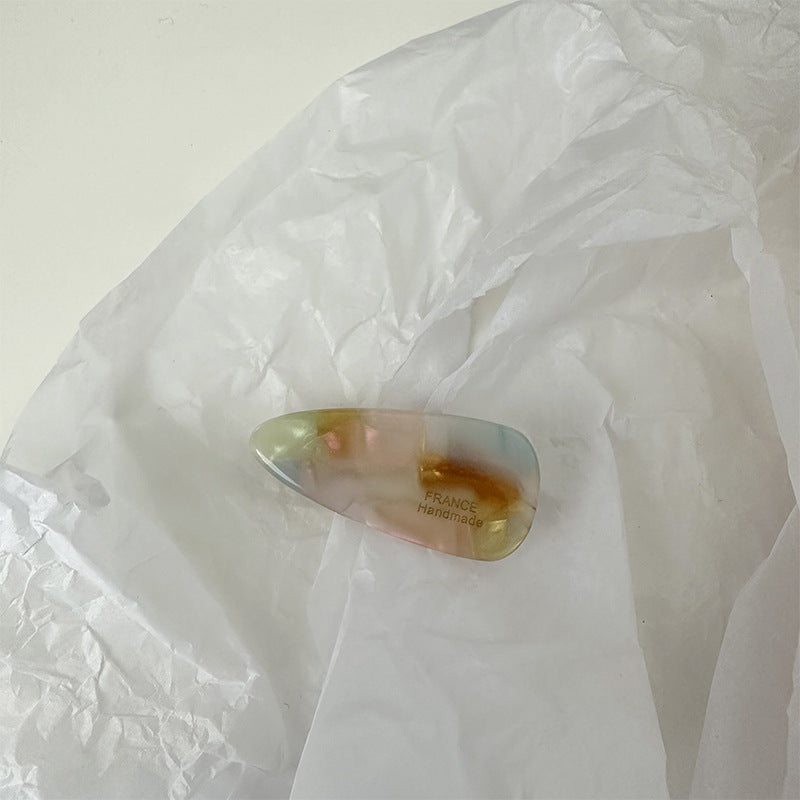 粉色醋酸板材簡約髮夾－咖色款細節｜https://igowo.tw/