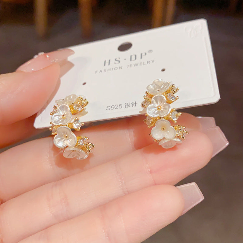 花朵C形鑲鑽簡約耳環－第二視角實拍｜https://igowo.tw/