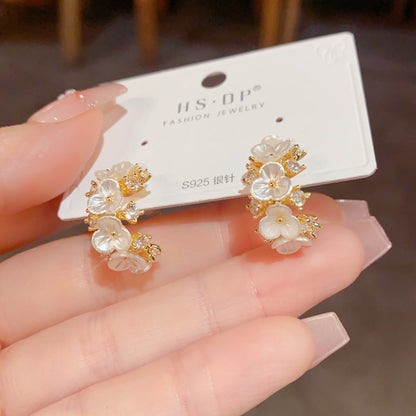 花朵C形鑲鑽簡約耳環－第二視角實拍｜https://igowo.tw/