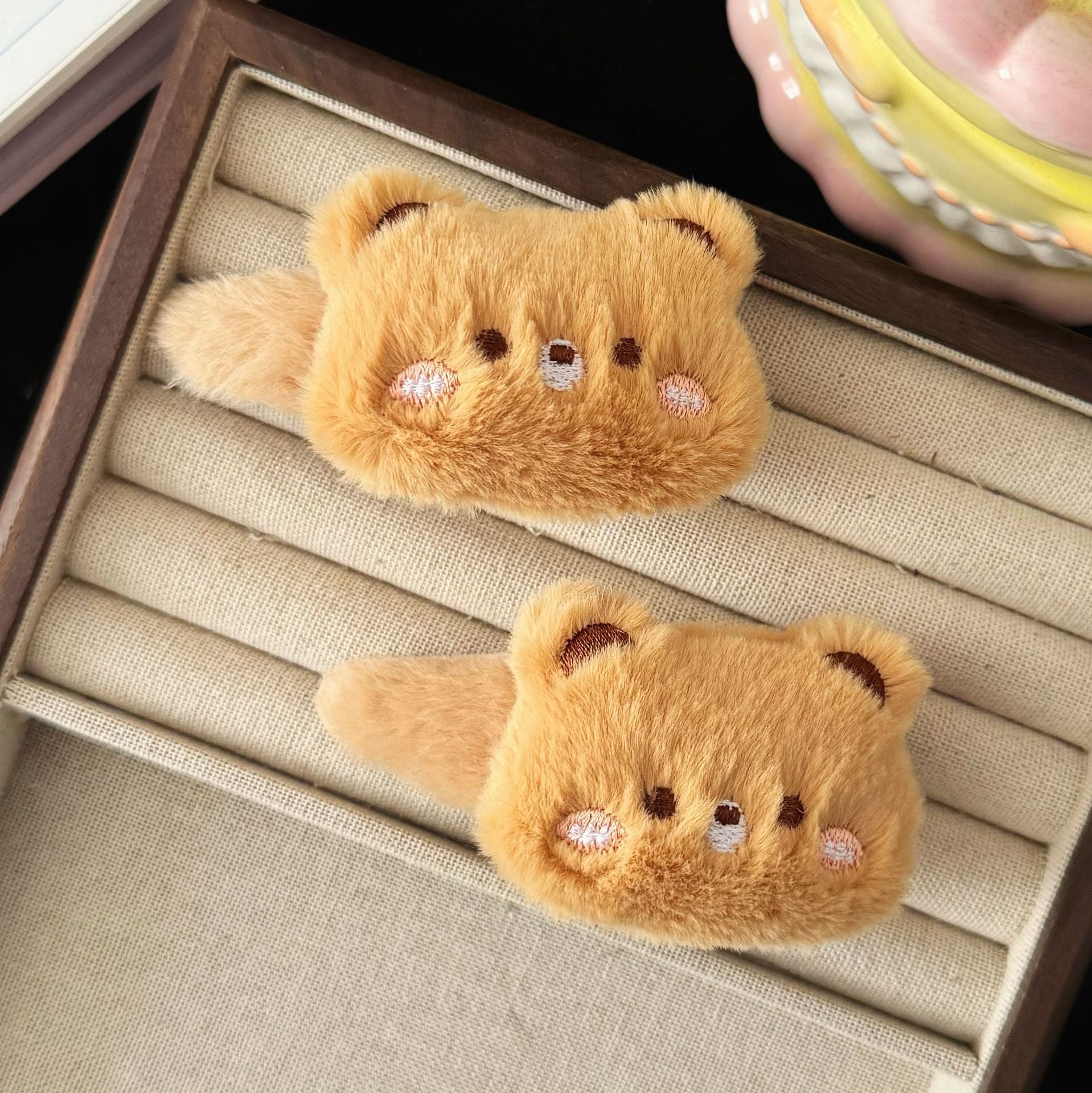 棕色絨面小熊髮夾－商品主圖｜https://igowo.tw/
