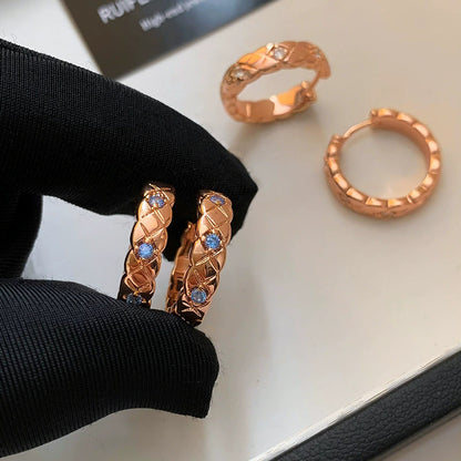 金色玫瑰格紋鑲鑽耳環－藍鑽【5A鋯石】款實拍｜https://igowo.tw/