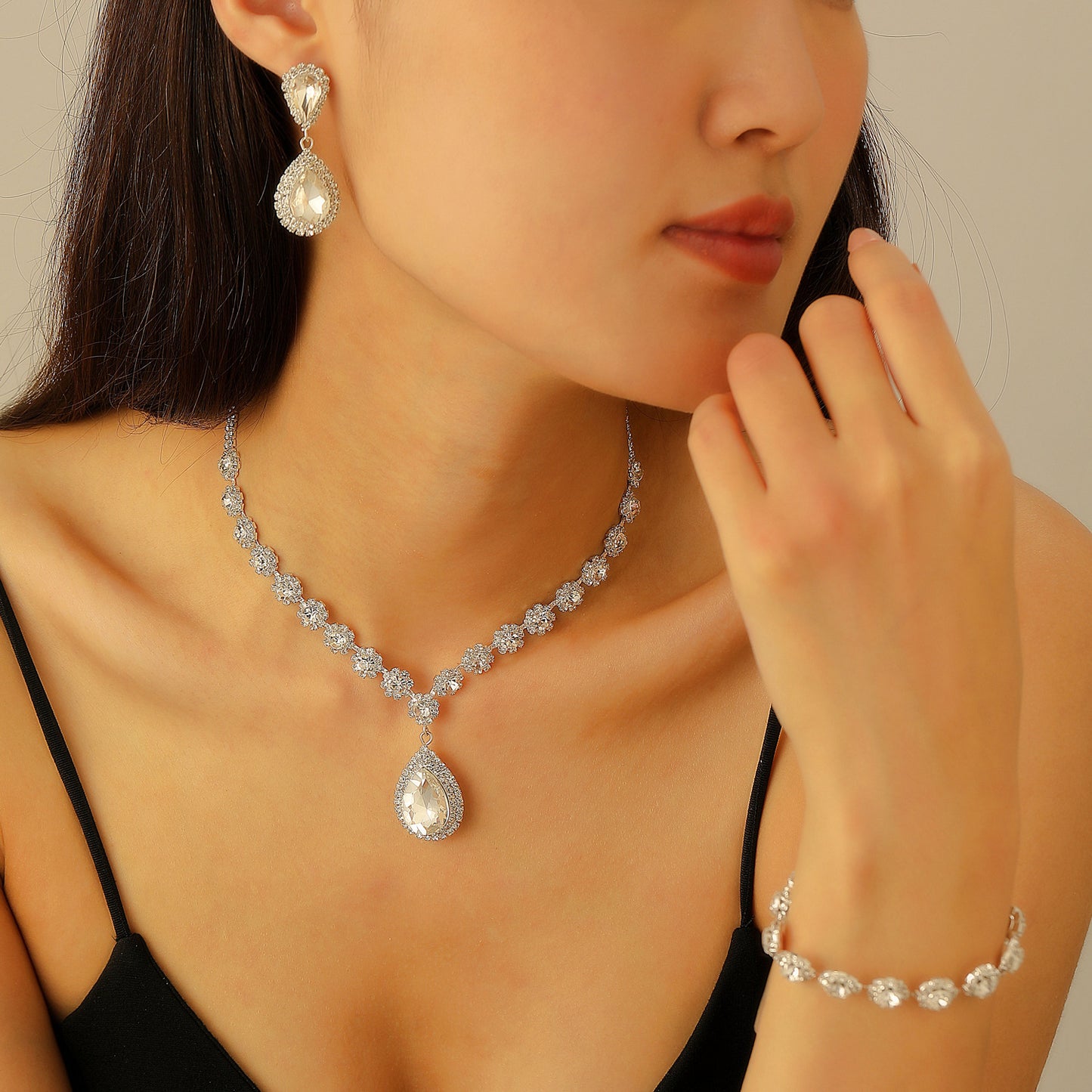 水晶鋯石項鍊耳環組－商品主圖｜https://igowo.tw/