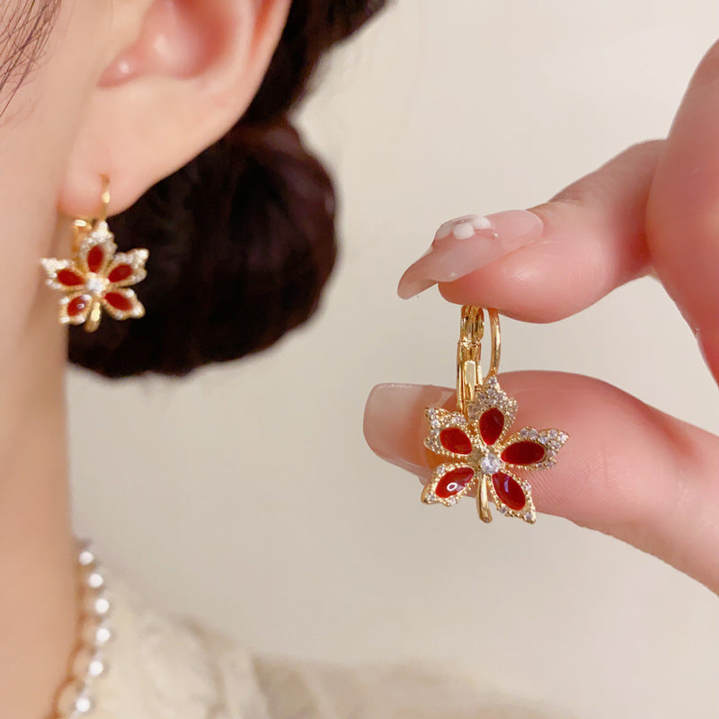 紅色鋯石楓葉簡約耳扣－商品主圖｜https://igowo.tw/