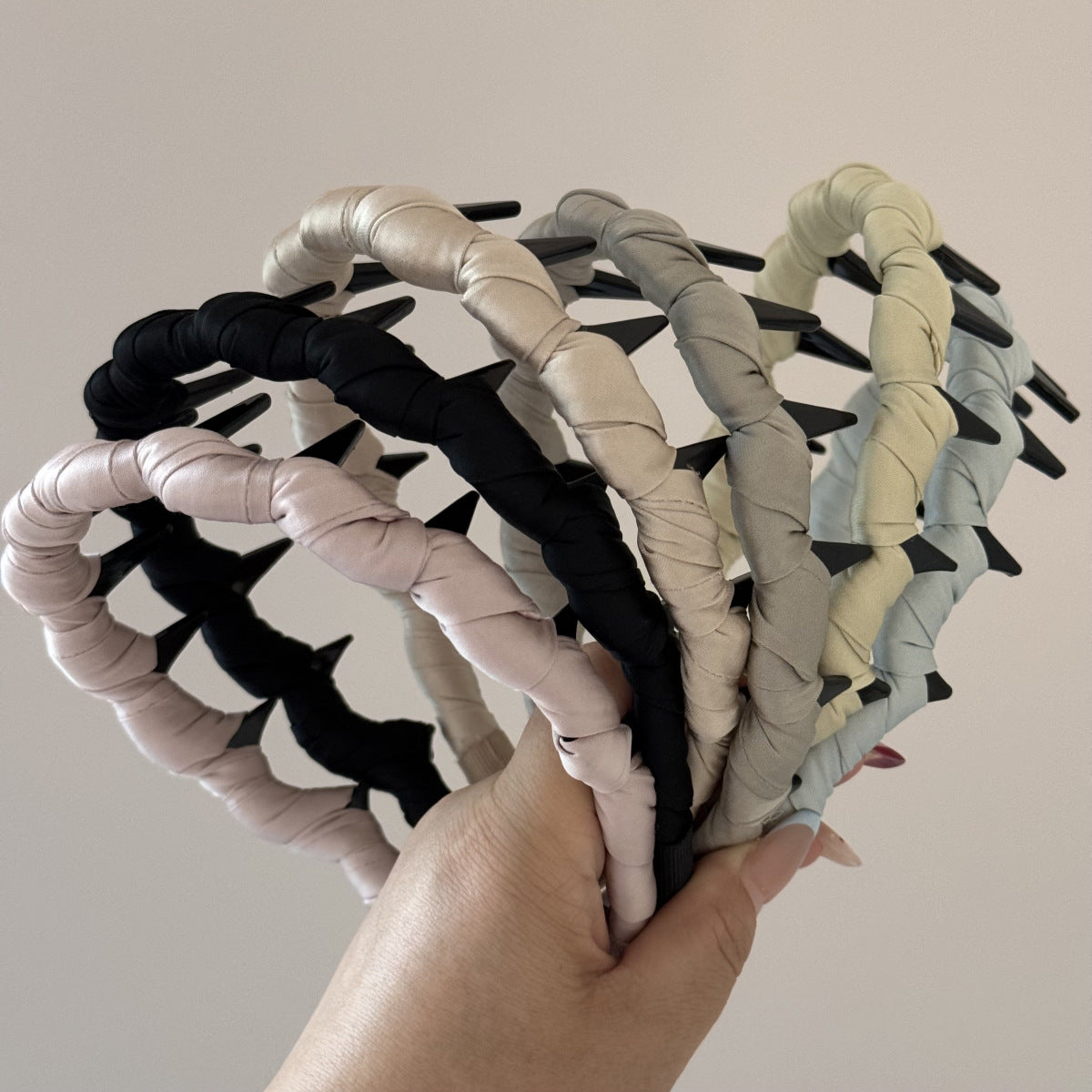 布面波浪纏繞簡約髮箍－細節特寫1｜https://igowo.tw/