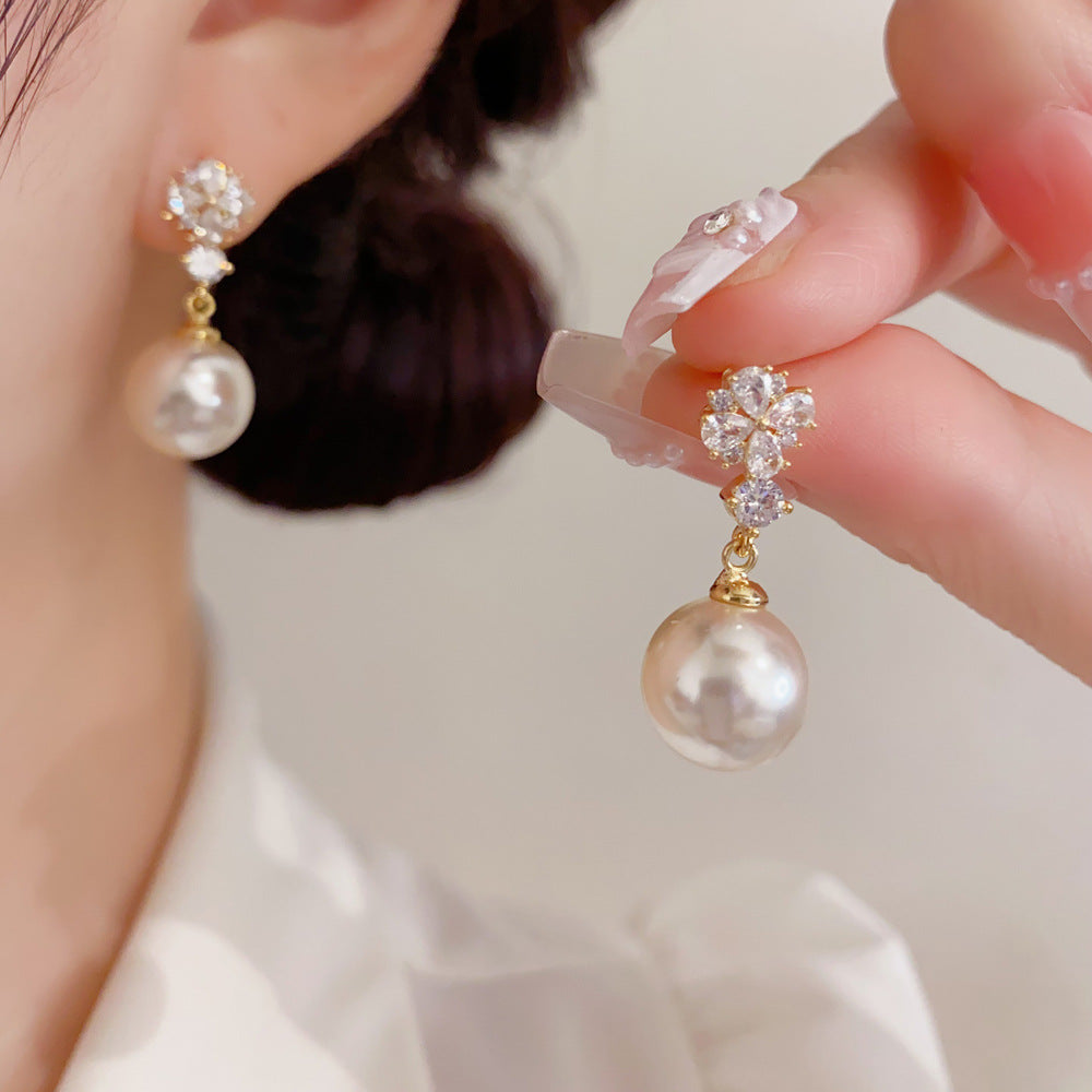 珍珠鋯石花朵簡約耳墜－商品主圖｜https://igowo.tw/