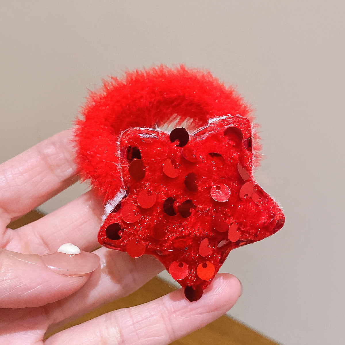 紅色絨面蝴蝶結髮圈－絲絨點鑽款領結款細節11｜https://igowo.tw/