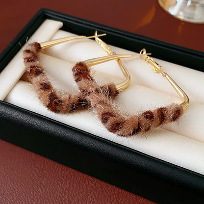 棕色絨面豹紋復古耳環