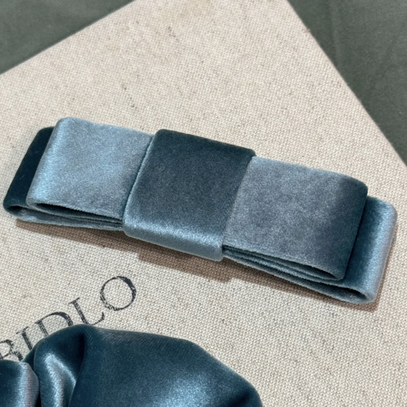 絨面蝴蝶結雙層髮夾－藍色絲絨香蕉夾款細節｜https://igowo.tw/