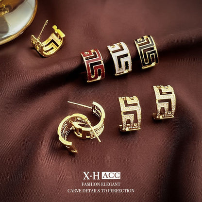 琺瑯C形不對稱耳環－銀針-金色-白色款細節1｜https://igowo.tw/