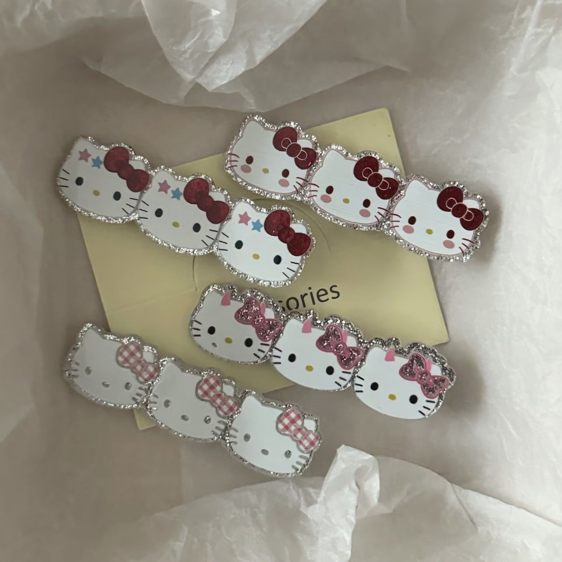 粉色壓克力貓咪髮夾－粉色領結貓咪髮夾款實拍｜https://igowo.tw/