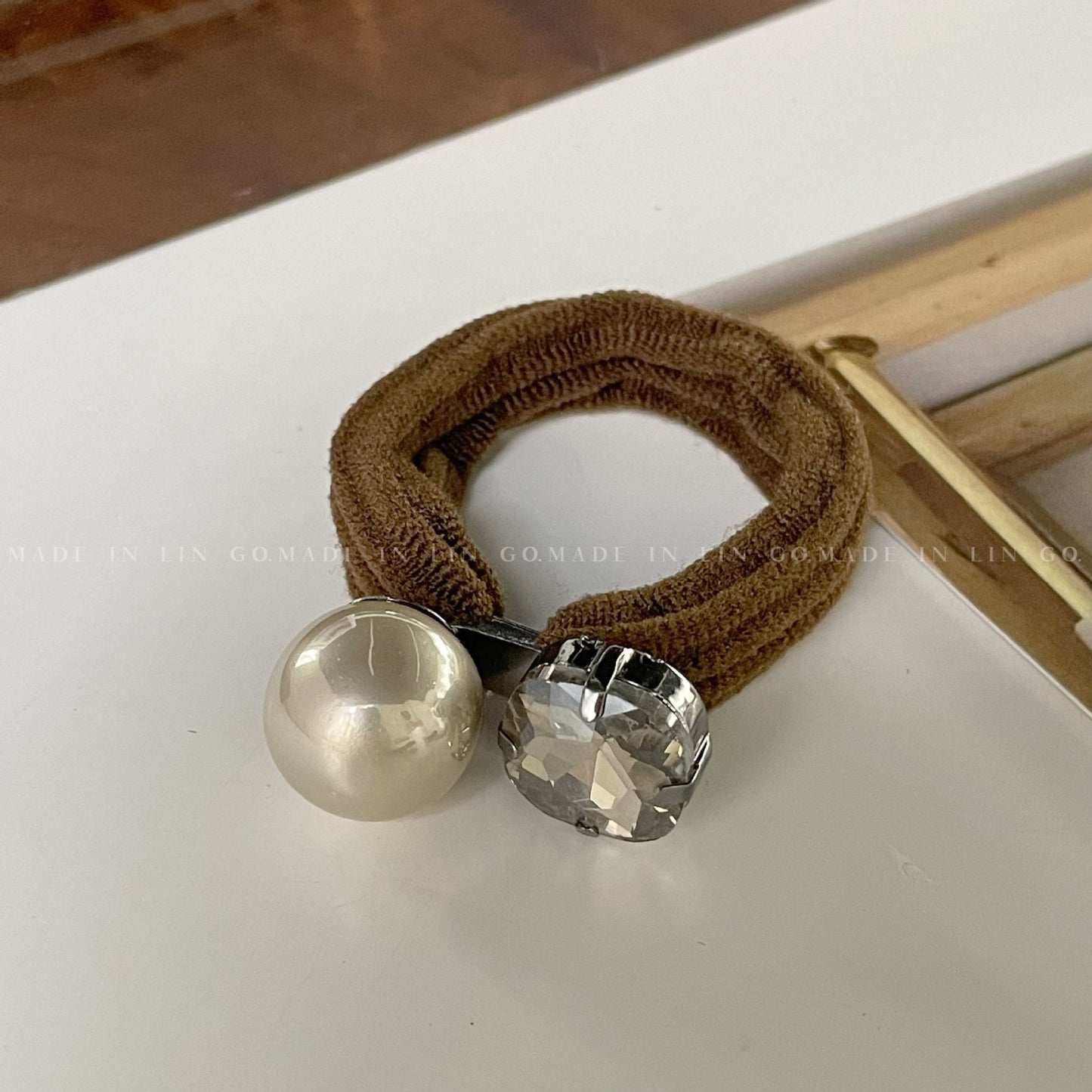 水晶珍珠愛心簡約髮圈－咖色方形款細節｜https://igowo.tw/