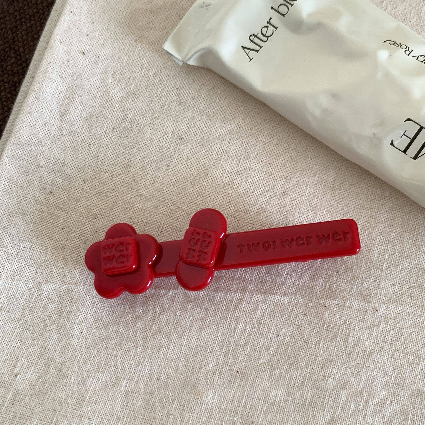 醋酸板材蝴蝶結髮夾－紅色鏤空蝴蝶結夾款細節｜https://igowo.tw/