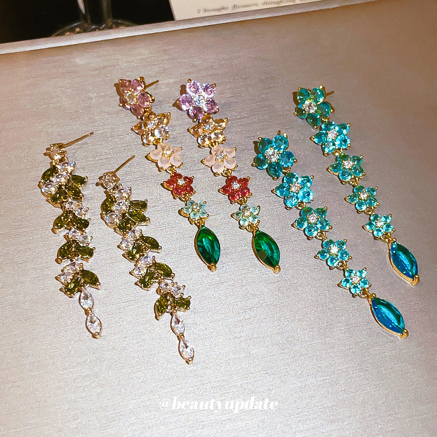 金色鋯石花朵流蘇耳釘－細節特寫1｜https://igowo.tw/