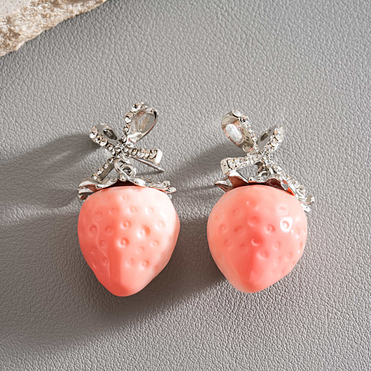 粉色樹脂橢圓垂墜耳釘－細節特寫24｜https://igowo.tw/