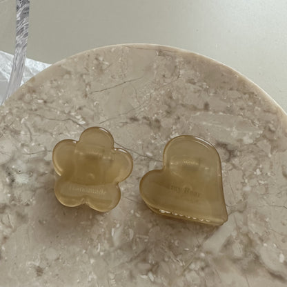 愛心花朵小巧鯊魚夾－愛心-透粉款細節｜https://igowo.tw/