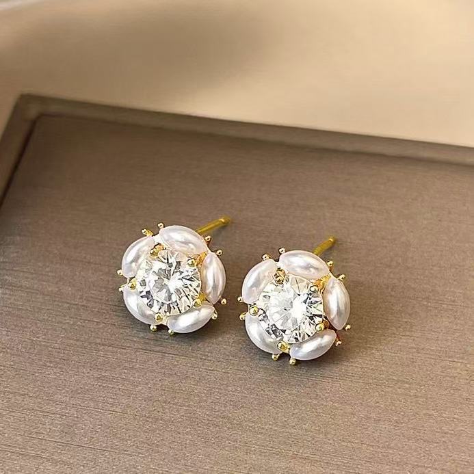 金色珍珠花朵電鍍耳釘－商品主圖｜https://igowo.tw/