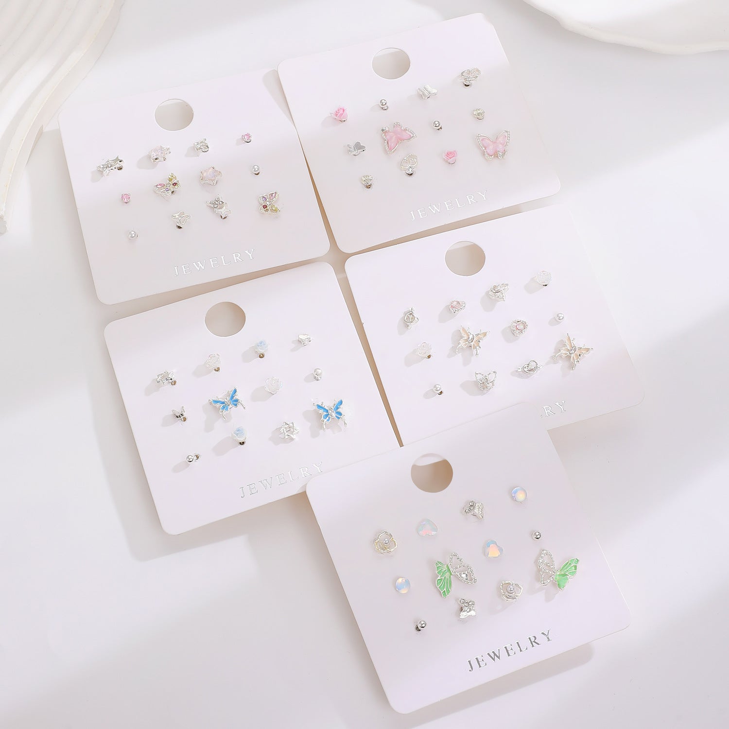 粉色蝴蝶耳釘－細節特寫2｜https://igowo.tw/