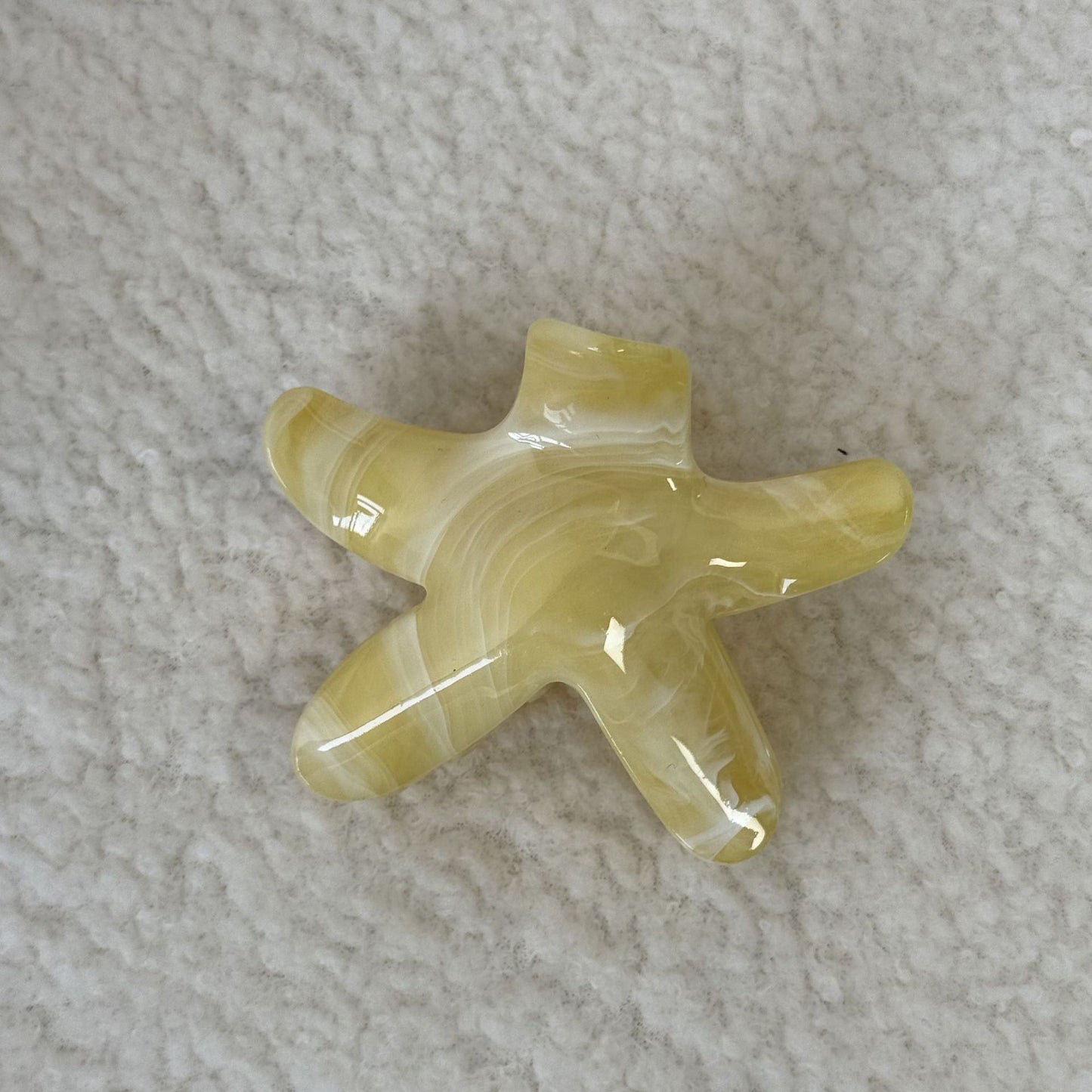 暈染簡約鯊魚夾－米白雞蛋花款細節｜https://igowo.tw/