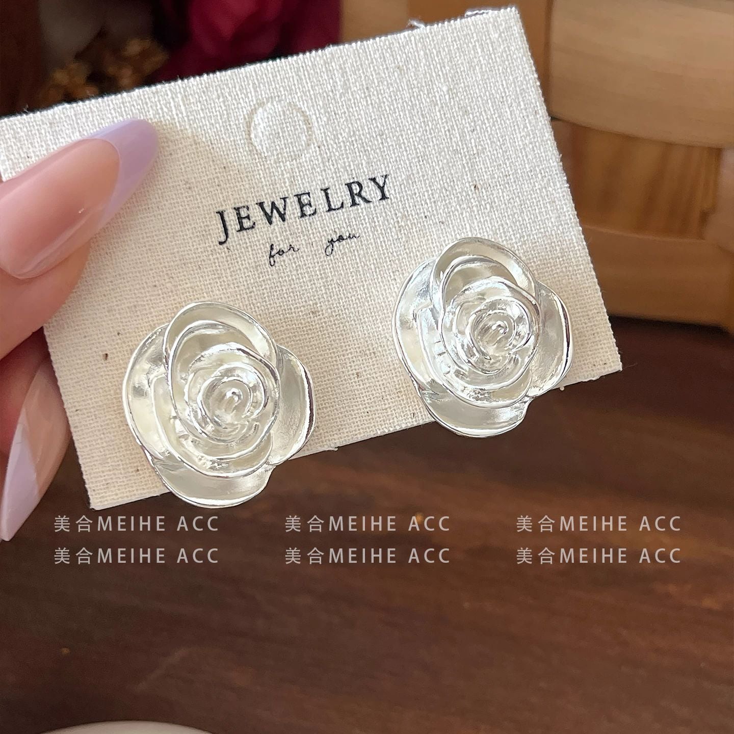 銀色金屬玫瑰耳釘