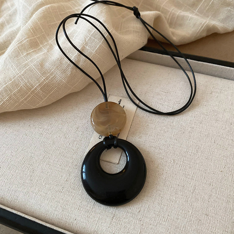皮革串珠墜飾長版項鍊－10#項鍊-銀色-咖色款細節｜https://igowo.tw/