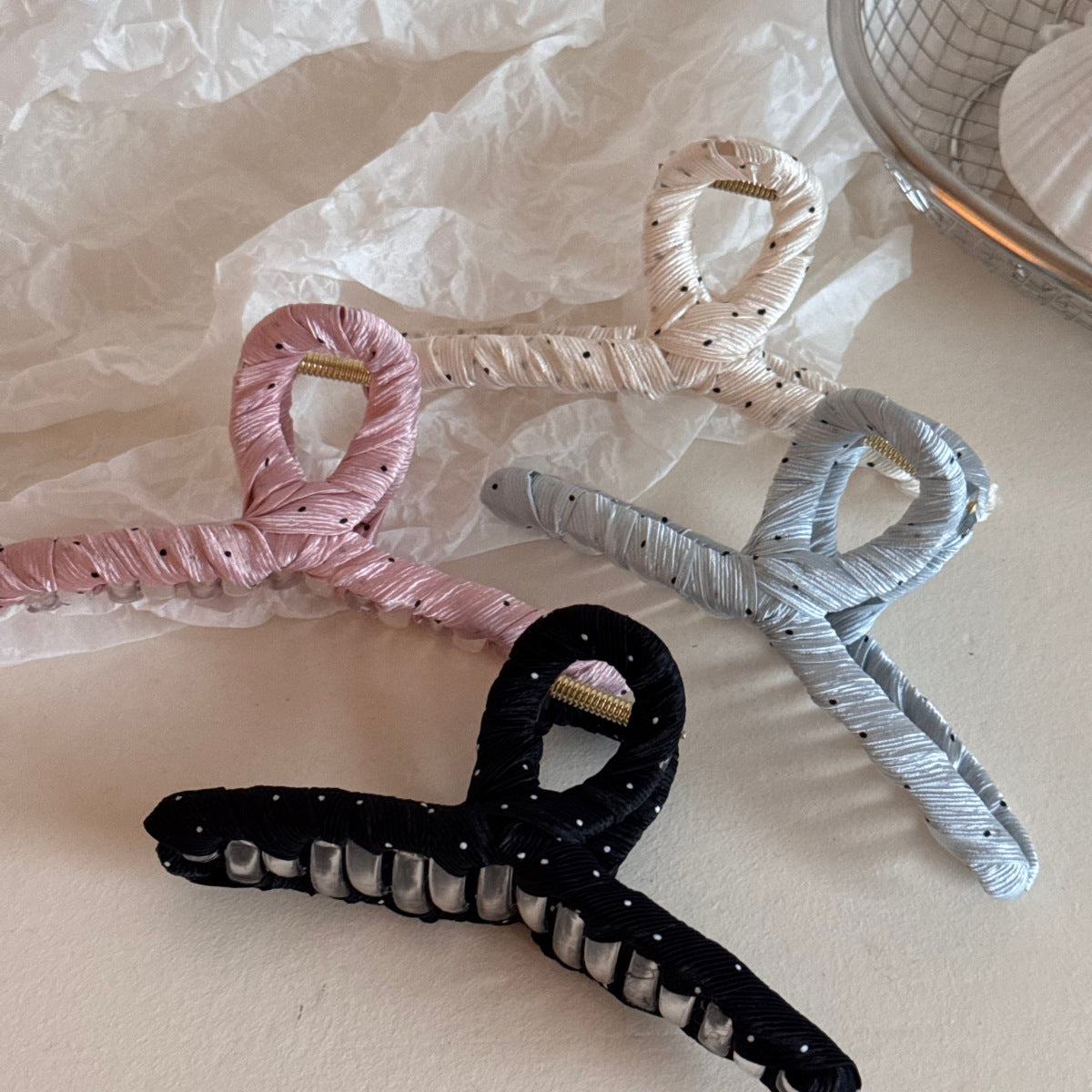 布面波點纏繞鯊魚夾－第二視角實拍｜https://igowo.tw/