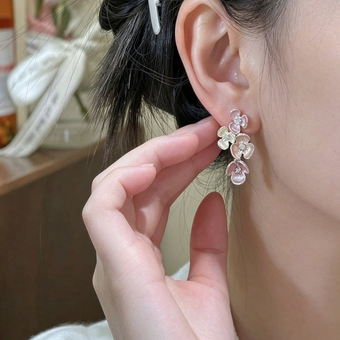 琺瑯花朵鑲鑽耳釘－細節特寫1｜https://igowo.tw/