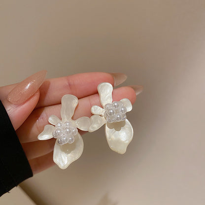 壓克力銀針花朵耳環－17#銀針-白色款細節｜https://igowo.tw/