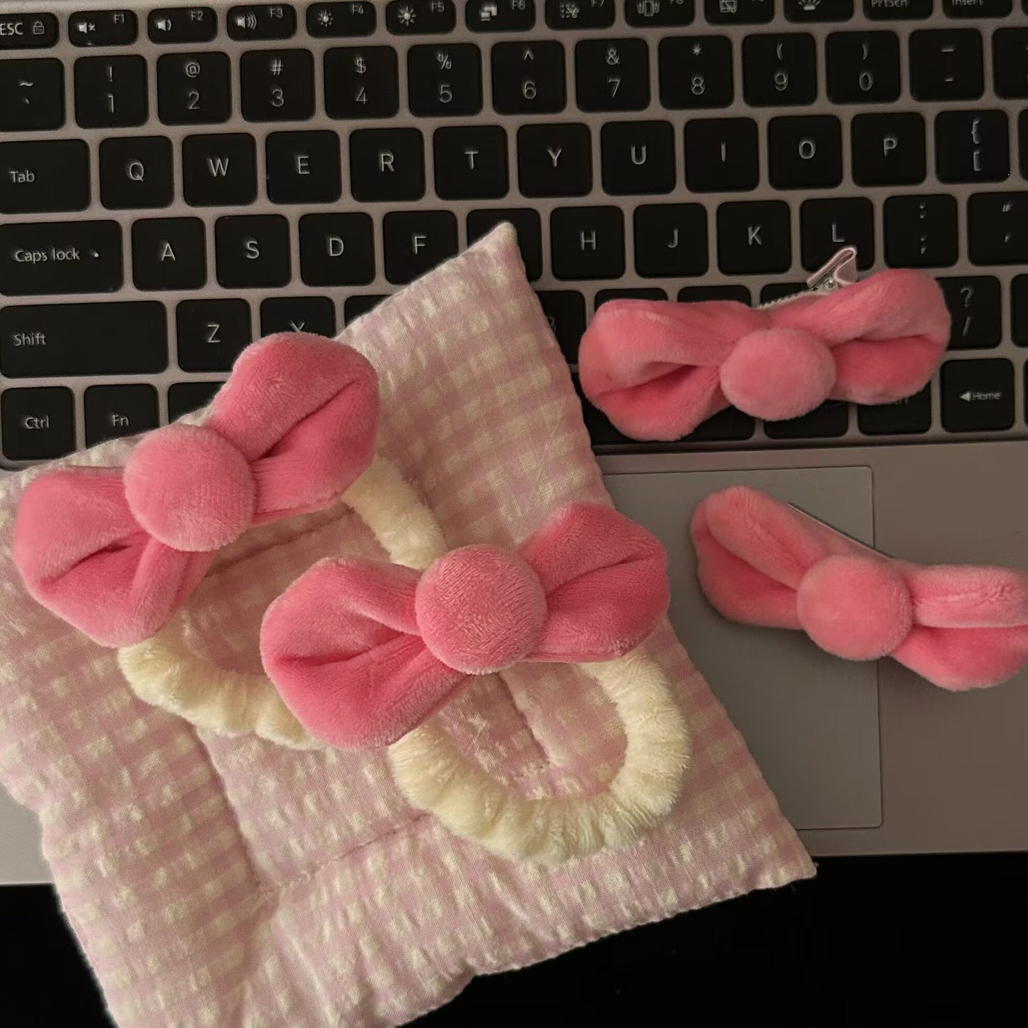 紅色絨面蝴蝶結髮夾－粉色蝴蝶結髮圈款實拍｜https://igowo.tw/