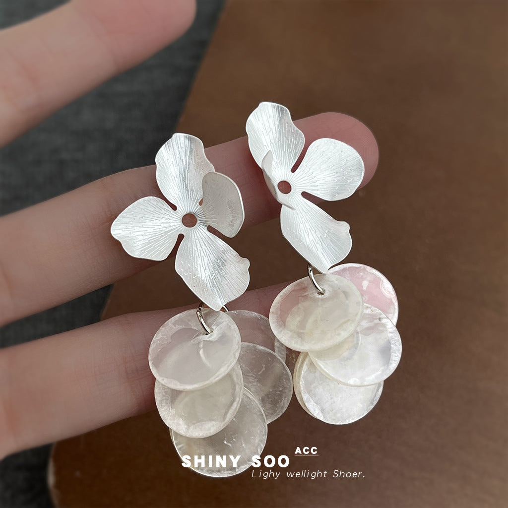 銀色貝殼花朵流蘇耳環－商品主圖｜https://igowo.tw/