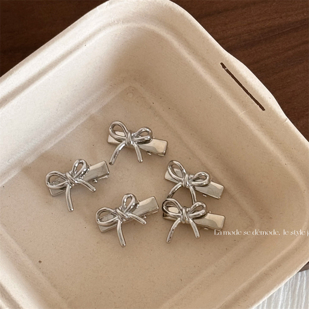 銀色蝴蝶結小巧髮夾－商品主圖｜https://igowo.tw/