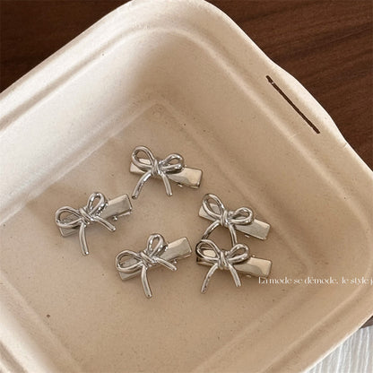銀色蝴蝶結小巧髮夾－商品主圖｜https://igowo.tw/
