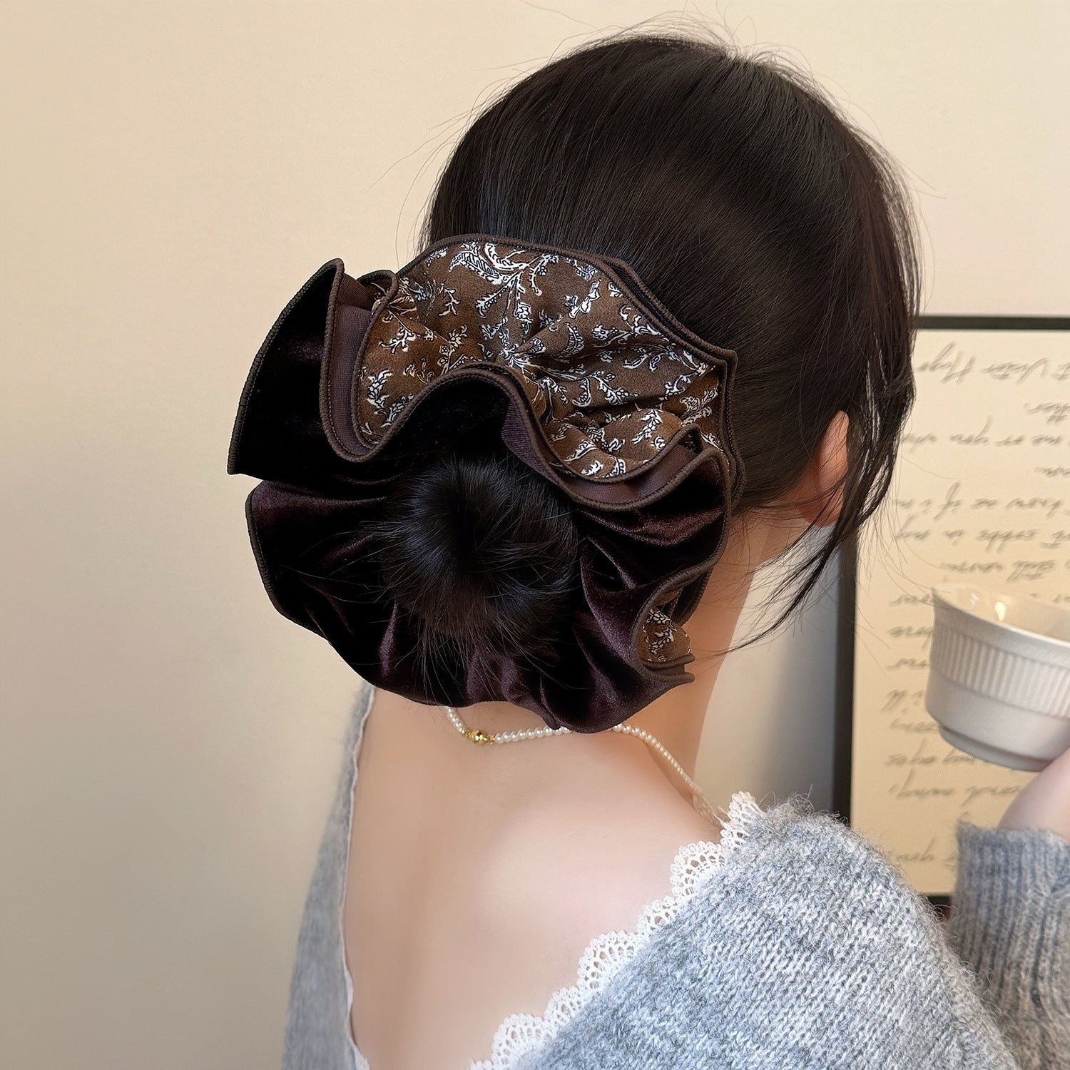 絨面大腸圈髮圈－咖色印花髮圈款實拍｜https://igowo.tw/