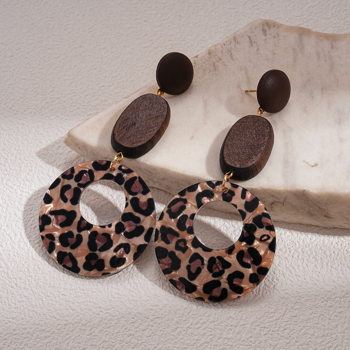 棕色樹脂幾何耳環－細節特寫28｜https://igowo.tw/