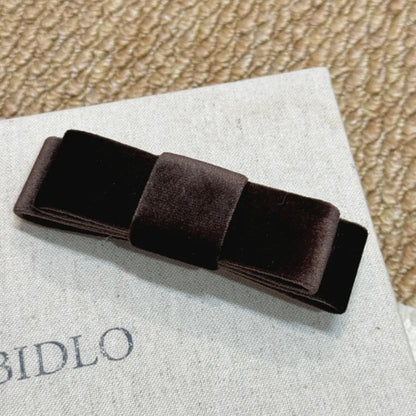 絨面蝴蝶結雙面髮夾－奶藍絲絨彈簧夾款細節｜https://igowo.tw/