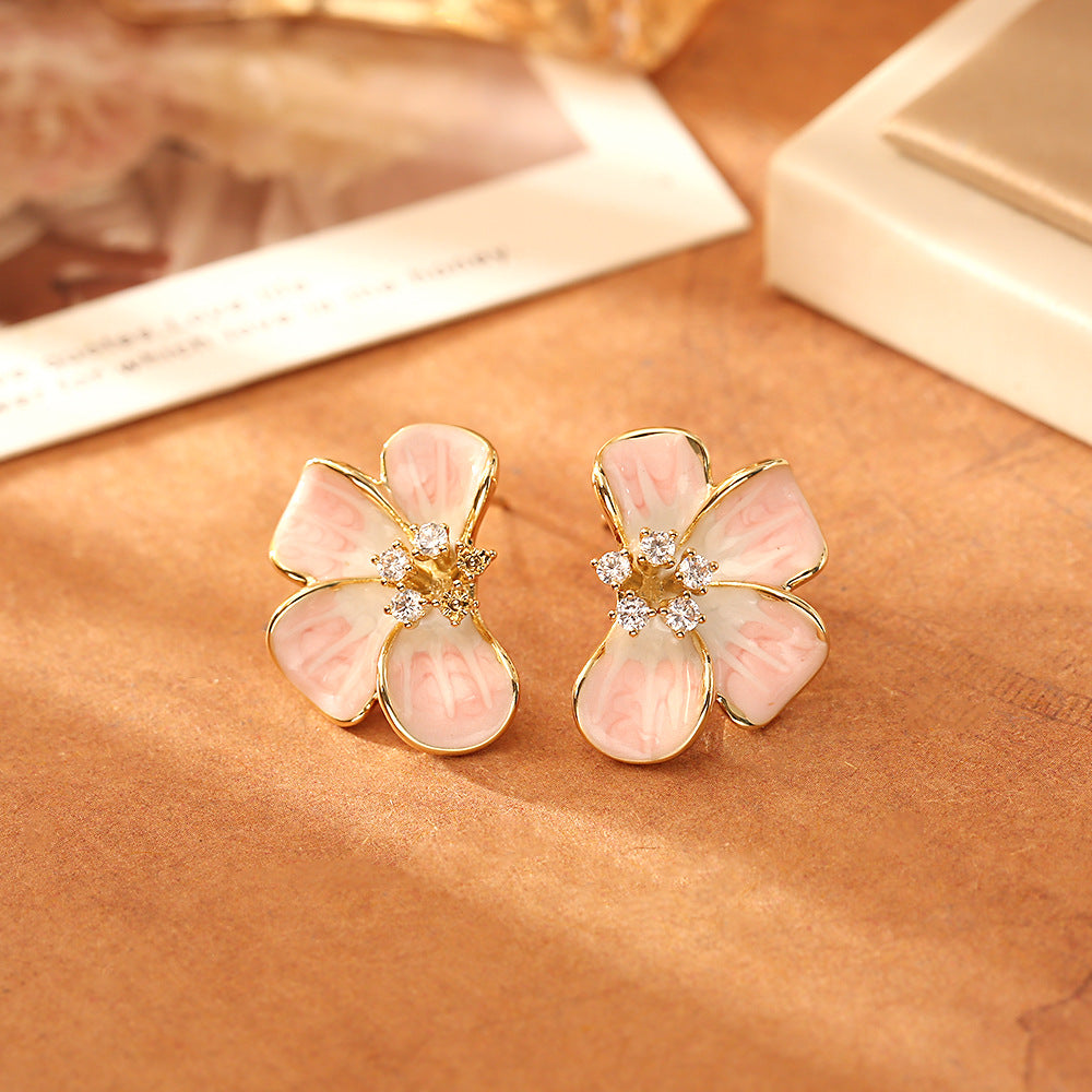 S925琺瑯鋯石花朵耳釘－細節特寫1｜https://igowo.tw/