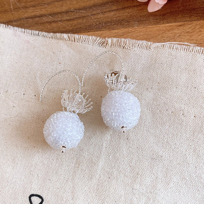 珍珠鋯石花朵鏤空耳釘－18#銀針-銀色款細節｜https://igowo.tw/