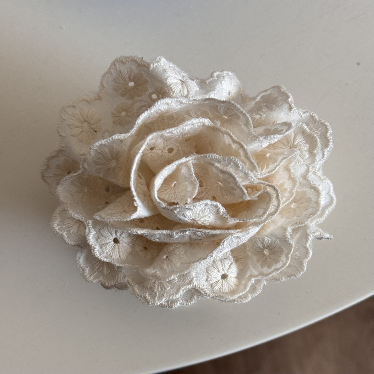 蕾絲花朵鯊魚夾－蕾絲花朵抓-白色款細節｜https://igowo.tw/