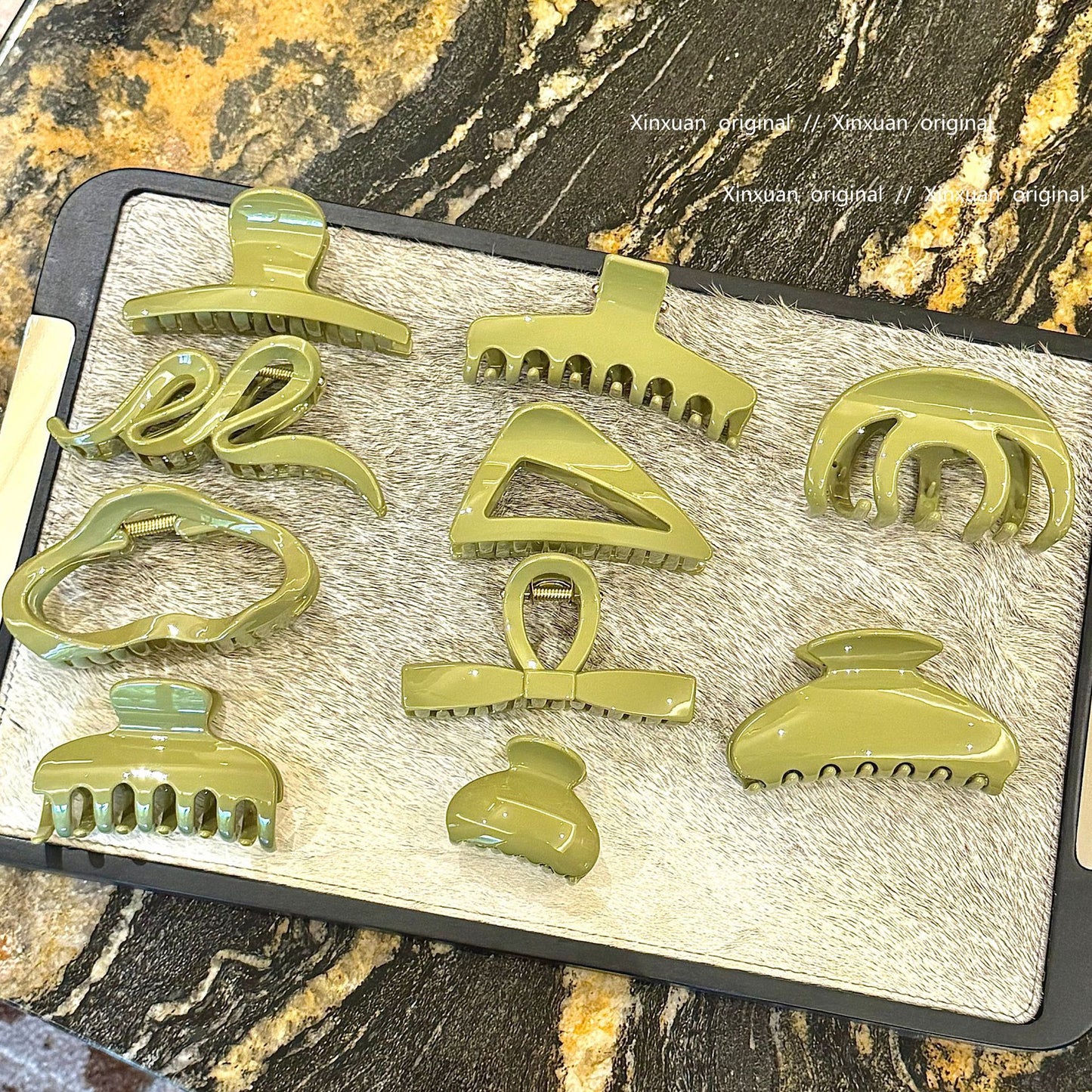 綠色簡約鯊魚夾－月牙款實拍｜https://igowo.tw/