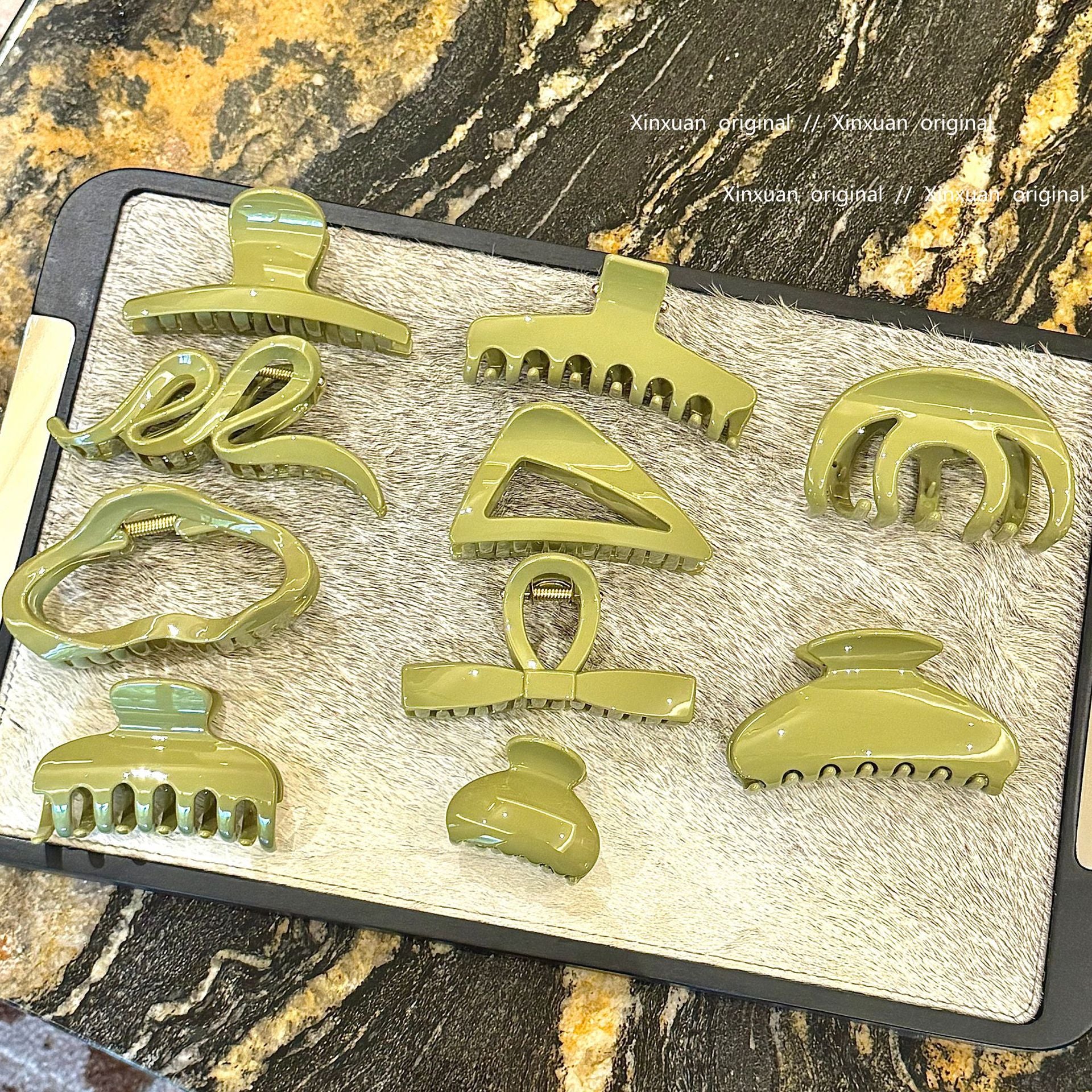 綠色簡約鯊魚夾－月牙款實拍｜https://igowo.tw/
