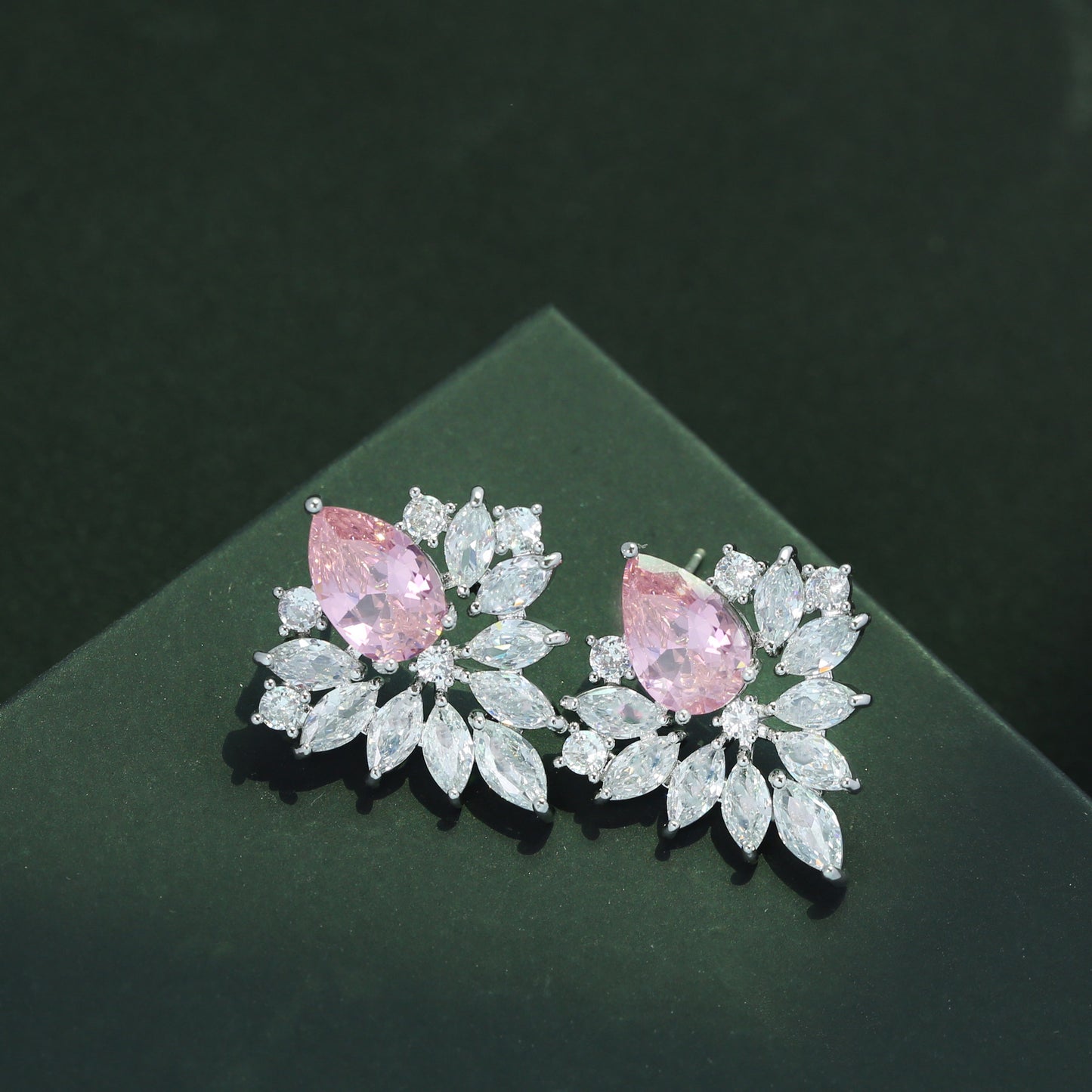 S925鋯石花朵微鑲耳環－商品主圖｜https://igowo.tw/